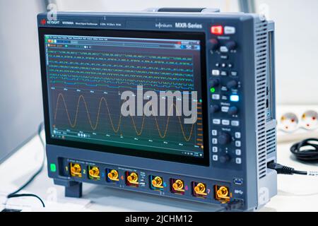 Kiew, Ukraine - 15. Juni 2021: Digitales Oszilloskop. 8-Kanal-Oszilloskop mit integriertem Voltmeter. Stockfoto