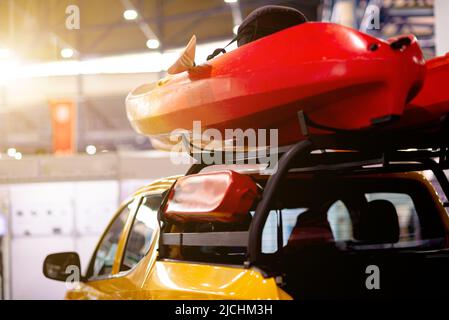 Zwei Kajaks, die auf dem Dach des Wagens beladen sind. Stockfoto