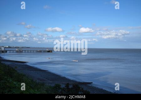 Blick über Penarth Beach mit Pier in der Ferne Südwales Großbritannien Stockfoto