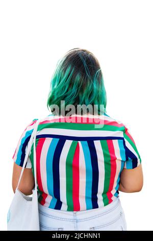 Rückansicht einer übergewichtigen Frau, die ein farbenfrohes, abgestreiftes Hemd trägt und kurze schwarze und grüne Haare trägt. Stockfoto