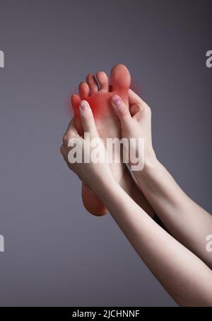 Zehenschmerzen durch Überbeanspruchungen, Verletzungen, Arthritis, Bunion, Schwielen, Enge Schuhe. Hochwertige Fotos Stockfoto