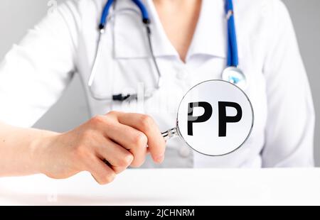 PP-Vitamin, Wort Akronym durch Lupe. Hochwertige Fotos Stockfoto