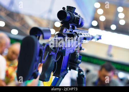 Automatisches Gewehr mit Teleskopausblick. Stockfoto