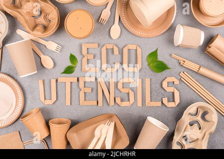 Öko Geschirr, nachhaltiges Lebensmittelverpackungskonzept. Papierutensilien - Pappbecher, Lebensmittelbehälter, Getränkehalter, Papphalme, Teller und Bambus aus Holz Stockfoto