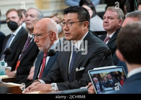 Bay Pak, ehemaliger Staatsanwalt der Vereinigten Staaten für den Northern District of Georgia, beantwortet Fragen während des Auswahlausschusses des US-Repräsentantenhauses zur Untersuchung des Angriffs vom 6.. Januar auf die Anhörung des US-Kapitols auf dem Capitol Hill in Washington, DC am 13. Juni 2022. Kredit: Rod Lampey/CNP Stockfoto