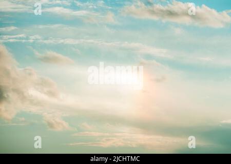 Paradies, Himmel mit rosa Licht und Wolken Stockfoto