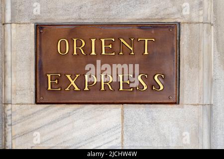 ISTANBUL - JUNI 10: Schild mit Orient Express-Text an einer Wand des Bahnhofs Sirkeci in Istanbul, Juni 10. 2022 in der Türkei Stockfoto