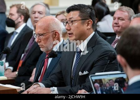 Washington, DC, USA, 13. Juni 2022. Bay Pak, ehemaliger Staatsanwalt der Vereinigten Staaten für den Northern District of Georgia, beantwortet Fragen während des Auswahlausschusses des US-Repräsentantenhauses zur Untersuchung des Angriffs vom 6.. Januar auf die Anhörung des US-Kapitols auf dem Capitol Hill in Washington, DC am 13. Juni 2022. Kredit: Rod Lamkey/CNP /MediaPunch Stockfoto