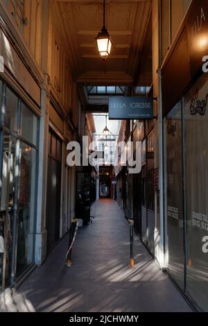 Die Paris Passage du Ponceau befindet sich in Le Sentier, einer Enklave des Viertels Bonne-Nouvelle. Die Passage du Ponceau wurde 1826 erbaut. Stockfoto