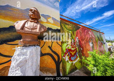 Denkmal, Wandgemälde, Büste von Benito Juarez auf dem öffentlichen Platz in Esqueda, Mexiko. Esqueda Stadt im Bundesstaat Sonora Mexiko.(© Foto von Luis Gutierrez von NortePhoto.com) Monumento , Wandbild, busto de Benito Juarez en la plaza publica en Esqueda, Mexiko. pueblo Esqueda en el estado de Sonora Mexiko. (© Foto von Luis Gutierrez von NortePhoto.com) Stockfoto