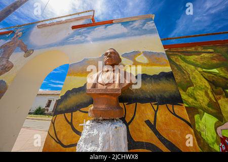 Denkmal, Wandgemälde, Büste von Benito Juarez auf dem öffentlichen Platz in Esqueda, Mexiko. Esqueda Stadt im Bundesstaat Sonora Mexiko.(© Foto von Luis Gutierrez von NortePhoto.com) Monumento , Wandbild, busto de Benito Juarez en la plaza publica en Esqueda, Mexiko. pueblo Esqueda en el estado de Sonora Mexiko. (© Foto von Luis Gutierrez von NortePhoto.com) Stockfoto