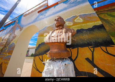 Denkmal, Wandgemälde, Büste von Benito Juarez auf dem öffentlichen Platz in Esqueda, Mexiko. Esqueda Stadt im Bundesstaat Sonora Mexiko.(© Foto von Luis Gutierrez von NortePhoto.com) Monumento , Wandbild, busto de Benito Juarez en la plaza publica en Esqueda, Mexiko. pueblo Esqueda en el estado de Sonora Mexiko. (© Foto von Luis Gutierrez von NortePhoto.com) Stockfoto