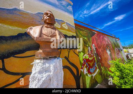 Denkmal, Wandgemälde, Büste von Benito Juarez auf dem öffentlichen Platz in Esqueda, Mexiko. Esqueda Stadt im Bundesstaat Sonora Mexiko.(© Foto von Luis Gutierrez von NortePhoto.com) Monumento , Wandbild, busto de Benito Juarez en la plaza publica en Esqueda, Mexiko. pueblo Esqueda en el estado de Sonora Mexiko. (© Foto von Luis Gutierrez von NortePhoto.com) Stockfoto