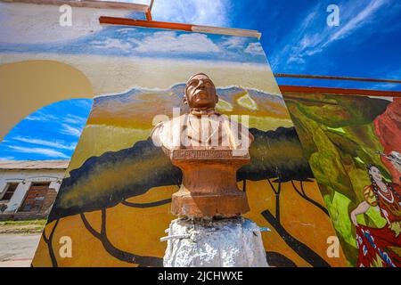 Denkmal, Wandgemälde, Büste von Benito Juarez auf dem öffentlichen Platz in Esqueda, Mexiko. Esqueda Stadt im Bundesstaat Sonora Mexiko.(© Foto von Luis Gutierrez von NortePhoto.com) Monumento , Wandbild, busto de Benito Juarez en la plaza publica en Esqueda, Mexiko. pueblo Esqueda en el estado de Sonora Mexiko. (© Foto von Luis Gutierrez von NortePhoto.com) Stockfoto