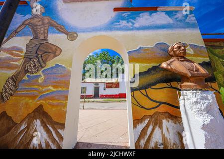 Denkmal, Wandgemälde, Büste von Benito Juarez auf dem öffentlichen Platz in Esqueda, Mexiko. Esqueda Stadt im Bundesstaat Sonora Mexiko.(© Foto von Luis Gutierrez von NortePhoto.com) Monumento , Wandbild, busto de Benito Juarez en la plaza publica en Esqueda, Mexiko. pueblo Esqueda en el estado de Sonora Mexiko. (© Foto von Luis Gutierrez von NortePhoto.com) Stockfoto