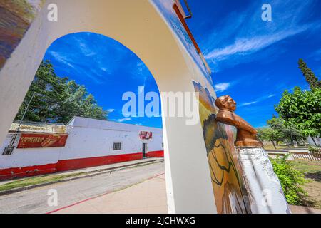 Denkmal, Wandgemälde, Büste von Benito Juarez auf dem öffentlichen Platz in Esqueda, Mexiko. Esqueda Stadt im Bundesstaat Sonora Mexiko.(© Foto von Luis Gutierrez von NortePhoto.com) Monumento , Wandbild, busto de Benito Juarez en la plaza publica en Esqueda, Mexiko. pueblo Esqueda en el estado de Sonora Mexiko. (© Foto von Luis Gutierrez von NortePhoto.com) Stockfoto