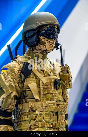 Moderne Militäruniform mit Waffen Stockfoto