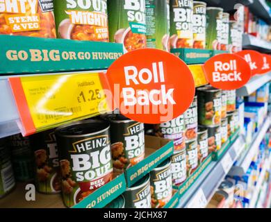 Gehen Sie groß oder hungrig Heinz Suppen und Roll back Preisaufkleber in Asda Supermarkt, Laden. VEREINIGTES KÖNIGREICH Stockfoto