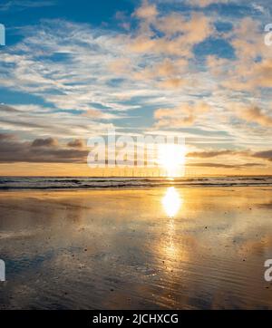 Atemberaubender Sonnenaufgang mit Spiegelungen auf dem Küstenpfad von England am Strand von Seaton Carew, Nordostengland, Großbritannien. Stockfoto