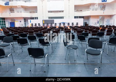 Großer Saal mit Stühlen für Konferenzen und Seminare. Stockfoto