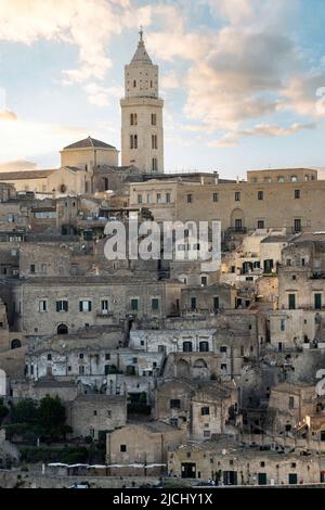 Atemberaubender Blick auf die Skyline von Miera bei einem wunderschönen Sonnenuntergang. Mdera ist eine Stadt auf einem felsigen Ausbiss in der Region Basilicata in Süditalien Stockfoto