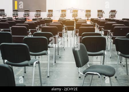 Großer Saal mit Stühlen für Konferenzen und Seminare. Stockfoto