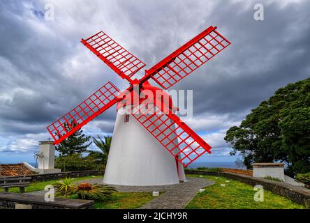 Windmühle Moinho do Pico Vermelho. Azoren. Sao Miguel. Stockfoto
