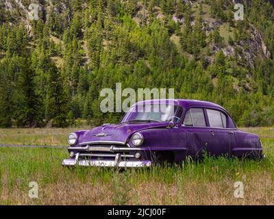 Verlassene rustikale Auto auf dem Hügel im Sommer Park in Kanada. Oldtimer auf dem Feld. Niemand, selektiver Fokus, Reisefoto-Juni 6,2022-Princenton