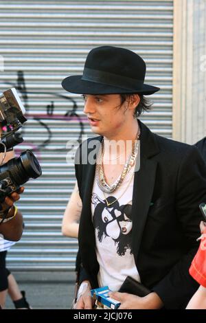 Pete Doherty nimmt an einem Gig zum Camden Crawl 2007 in London Teil. Stockfoto