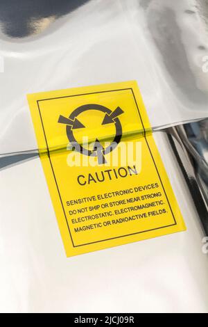 Versilberter antistatischer Kunststoffverpackungsbeutel mit einem antistatischen Warnsymbol oder -Symbol. Für empfindliche elektronische Bauteile, statisches Elektrizitätskonzept. Stockfoto