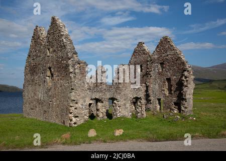 Die Ruinen des Calda House an der Küste von Loch sind in den schottischen Highlands gelegen. An der Nordküste 500, NC500, Tourist Trail in Schottland. Stockfoto