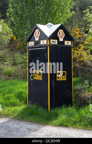 Ein alter AA, Automobilverband, Telefonkasten, Nummer 504. Das Hotel liegt in Schottland an der A9 zwischen Tain und Ardgay. Stockfoto