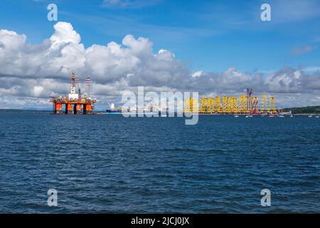 Gelagerte Ölbohrinseln in Cromarty Firth an der Nordküste Schottlands. Rigs sind Dienste und werden im Großen Firth gelagert. Stockfoto