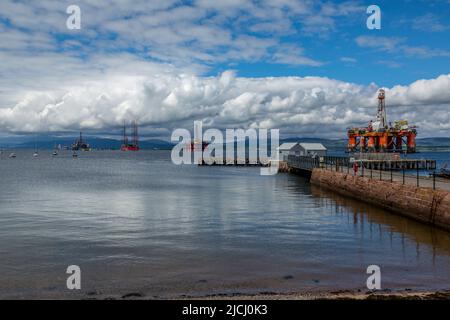 Gelagerte Ölbohrinseln in Cromarty Firth an der Nordküste Schottlands. Rigs sind Dienste und werden im Großen Firth gelagert. Stockfoto