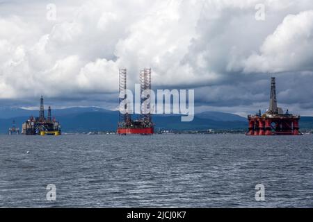 Gelagerte Ölbohrinseln in Cromarty Firth an der Nordküste Schottlands. Rigs sind Dienste und werden im Großen Firth gelagert. Stockfoto