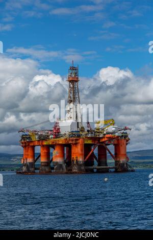 Gelagerte Ölbohrinseln in Cromarty Firth an der Nordküste Schottlands. Rigs sind Dienste und werden im Großen Firth gelagert. Stockfoto