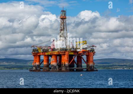 Gelagerte Ölbohrinseln in Cromarty Firth an der Nordküste Schottlands. Rigs sind Dienste und werden im Großen Firth gelagert. Stockfoto