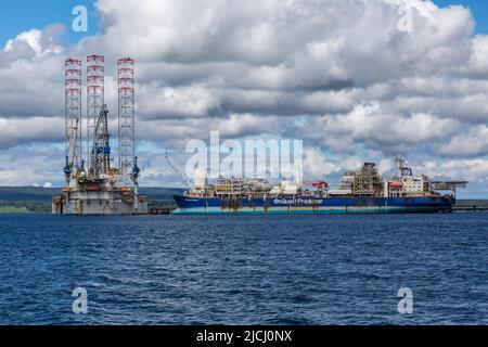 Gelagerte Ölbohrinseln in Cromarty Firth an der Nordküste Schottlands. Rigs sind Dienste und werden im Großen Firth gelagert. Stockfoto