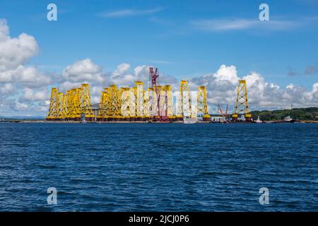 Gelagerte Ölbohrinseln in Cromarty Firth an der Nordküste Schottlands. Rigs sind Dienste und werden im Großen Firth gelagert. Stockfoto