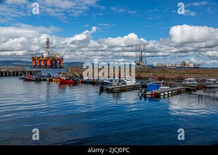 Gelagerte Ölbohrinseln in Cromarty Firth an der Nordküste Schottlands. Rigs sind Dienste und werden im Großen Firth gelagert. Stockfoto