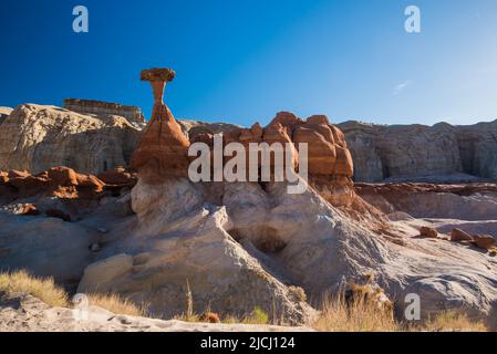 Toadstool-Felsformationen in der Nähe von Kanab, UT. USA. Diese Formationen werden durch Erosion von weichem Sandstein unter dem härteren Gestein auf der Oberseite verursacht. Stockfoto