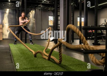 Seil Lager Fitness Green man Gras Training Fitness-Studio muskulös jung, für starke Kraft aus der körperlichen durch gesunde Aktivität, Person Muskel. Kreuz Stockfoto