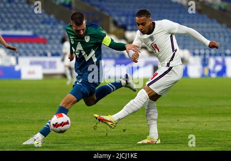 Der englische Cameron Archer (rechts) erzielt das erste Tor seiner Mannschaft während des Qualifikationsspiels der UEFA-Europameisterschaft U21 im John Smith's Stadium, Huddersfield. Bilddatum: Montag, 13. Juni 2022. Stockfoto