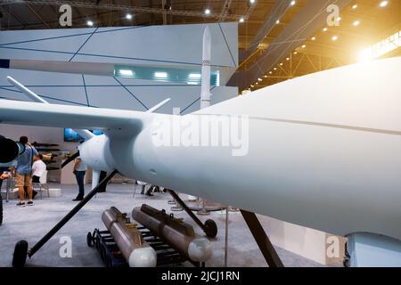 Unbemanntes Luftfahrzeug mit zwei Luftbomben an Bord. Stockfoto