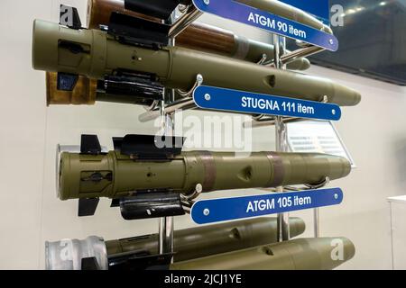 Panzerabwehrraketen, die aus dem Fass abgefeuert werden. Stockfoto