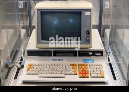Oslo, Norwegen. 01. Mai 2022: Tiki-100 war ein Desktop-Computer für Zuhause/Personal, der von Tiki Data aus Oslo, Norwegen, hergestellt wurde. Stockfoto