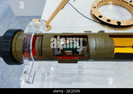 Panzerabwehrraketen, die aus dem Fass abgefeuert werden. Interne Struktur Stockfoto
