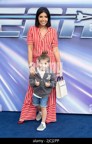 LONDON, ENGLAND - 13. JUNI: Cara De La Hoyde-Massey und Freddie-George De La Hoyde-Massey nehmen an der britischen Premiere von „Lightyear“ am 13. Juni 2022 auf dem Cineworld Leicester Square in London, England, Teil. Foto von Gary Mitchell/Alamy Live News Stockfoto