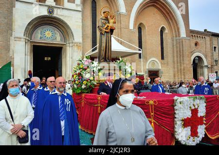 Padua, 13. Juni 2022. St. Anthony die Prozession verlässt die Basilika. Auf dem Foto kommt die St. Anthony-Statue aus der Kirche. Stockfoto