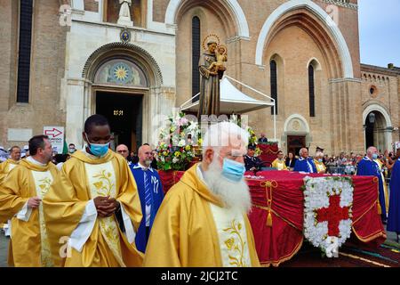 Padua, 13. Juni 2022. St. Anthony. Die Prozession verlässt die Basilika. Auf dem Foto kommt die St. Anthony-Statue aus der Kirche. Stockfoto